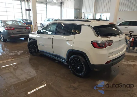 2019 Jeep Compass Latitude 4X4 z USA, uszkodzony, nr VIN 3C4NJDBB4KT809807